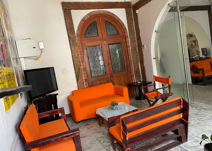 Casa colonial en pleno centro histórico de Cali- Se alquila la casa entera para 10 o 11 personas o por habitaciones