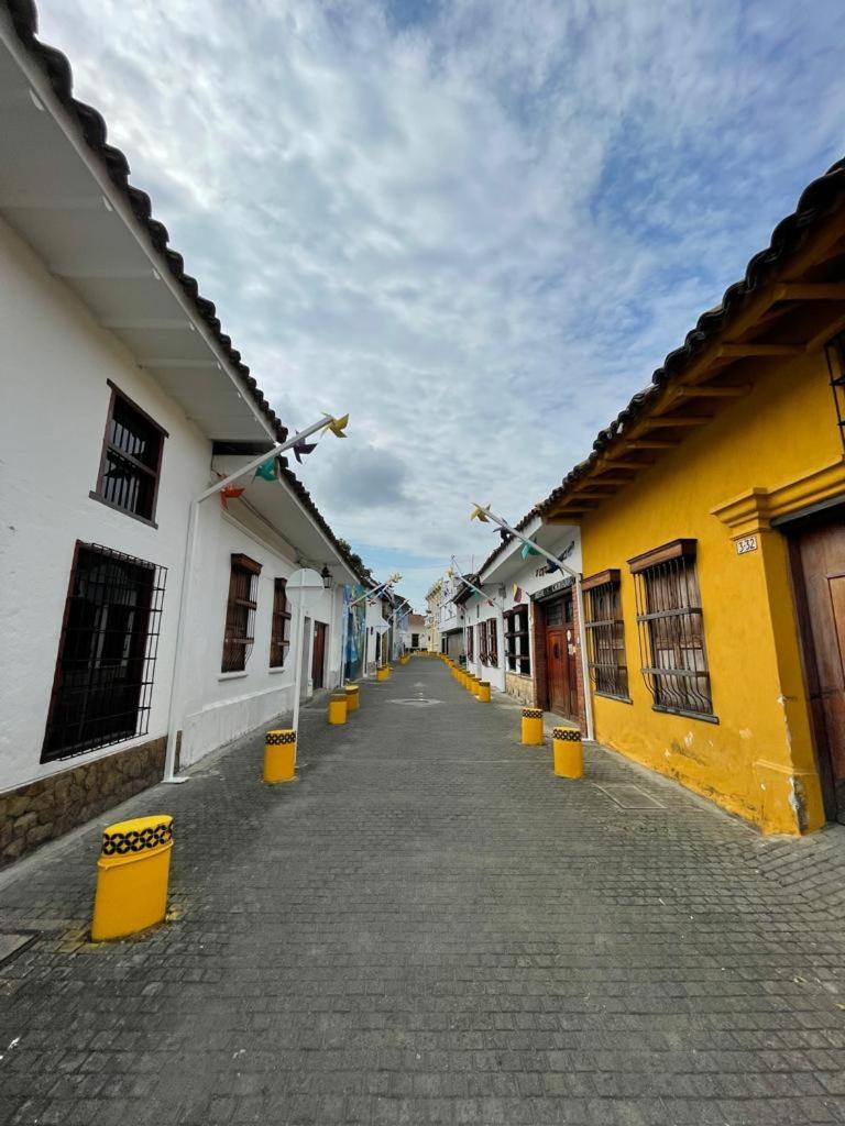 Privatunterkunft Chontaduro Casa Colonial En Pleno Centro Historico De Cali- Se Alquila La Casa Entera 12 O 13 Personas O Por *